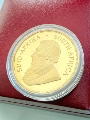 Sudáfrica 1997 Krugerrand 30 años Ceca Caja Certificado de Autenticidad (COA) 4 Moneda de oro Krugerrand de Sudáfrica de 1997 con marca de ceca de 30 años en su caja roja original, mostrada con el reverso y el motivo del springbok.
