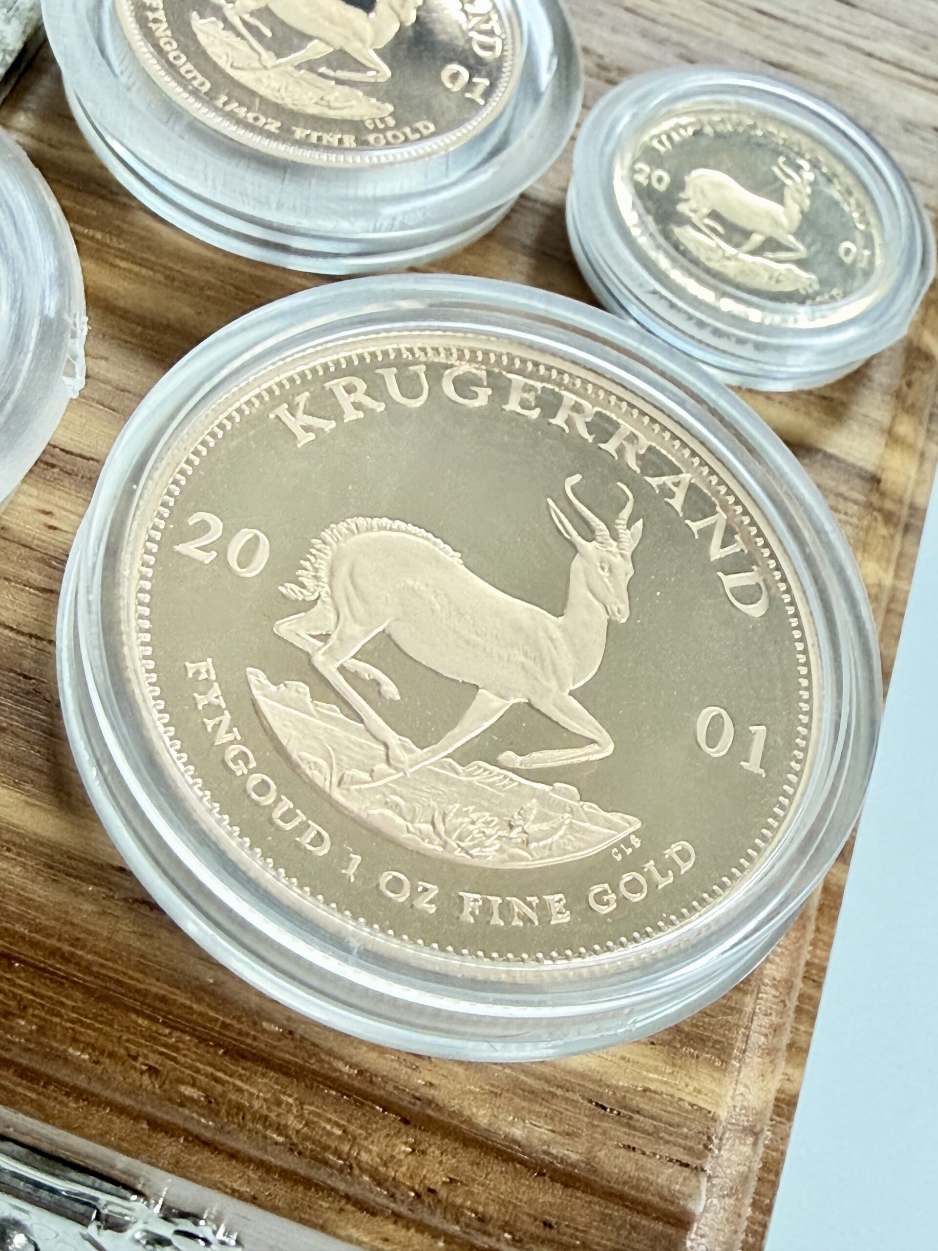 south africa-2001-kruegerrand-prestige-set-4-gold-coins-proof_3 Südafrika 2001 Krügerrand Prestige Set – 1 oz 1/2 oz 1/4 oz 1/10 oz Gold Proof – im Etui