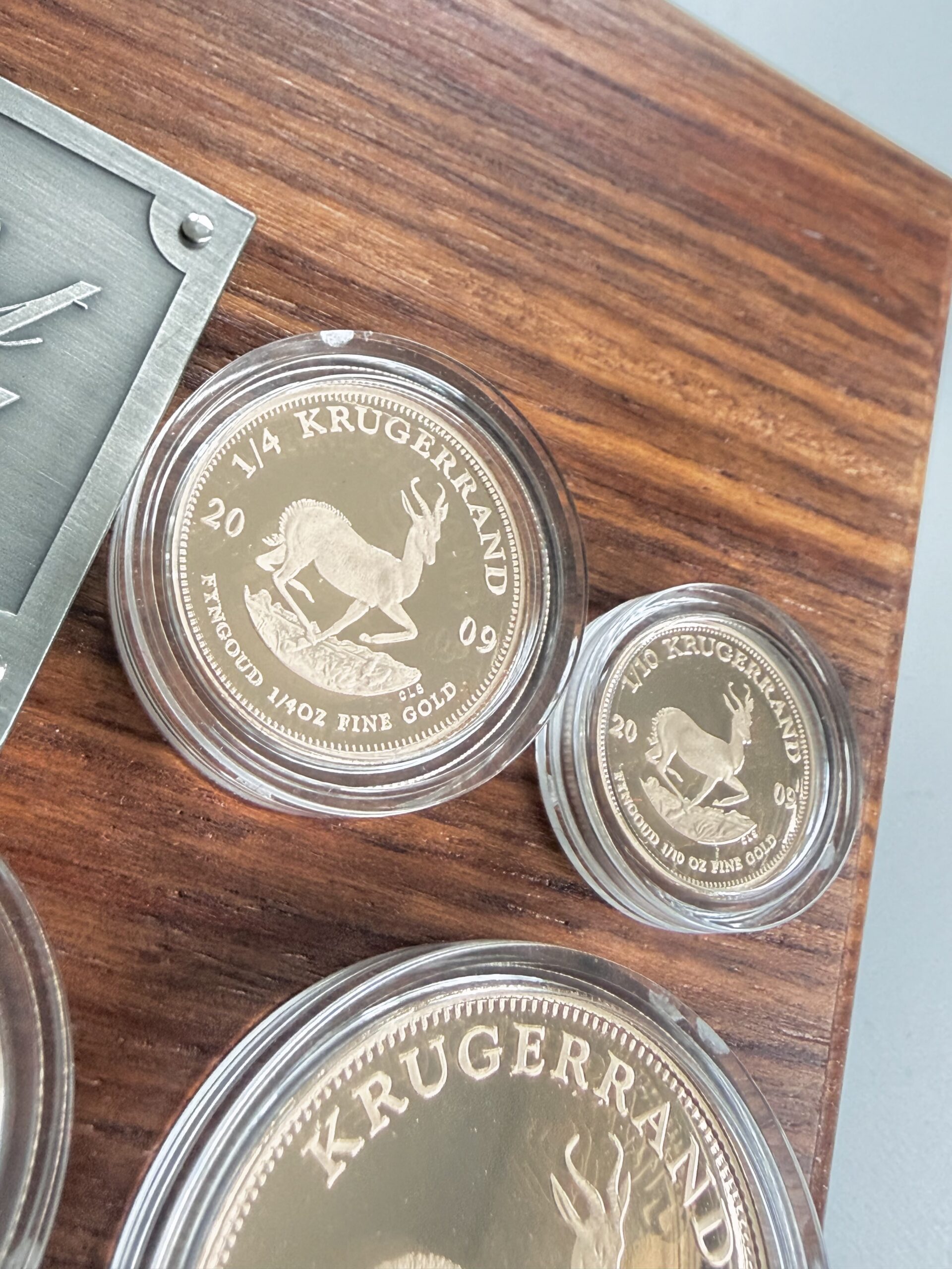 south africa-2009-kruegerrand-prestige-set-4-gold-coins-proof_5 Südafrika 2009 Krügerrand Prestige Set – 1 oz 1/2 oz 1/4 oz 1/10 oz Gold Proof – im Holzetui