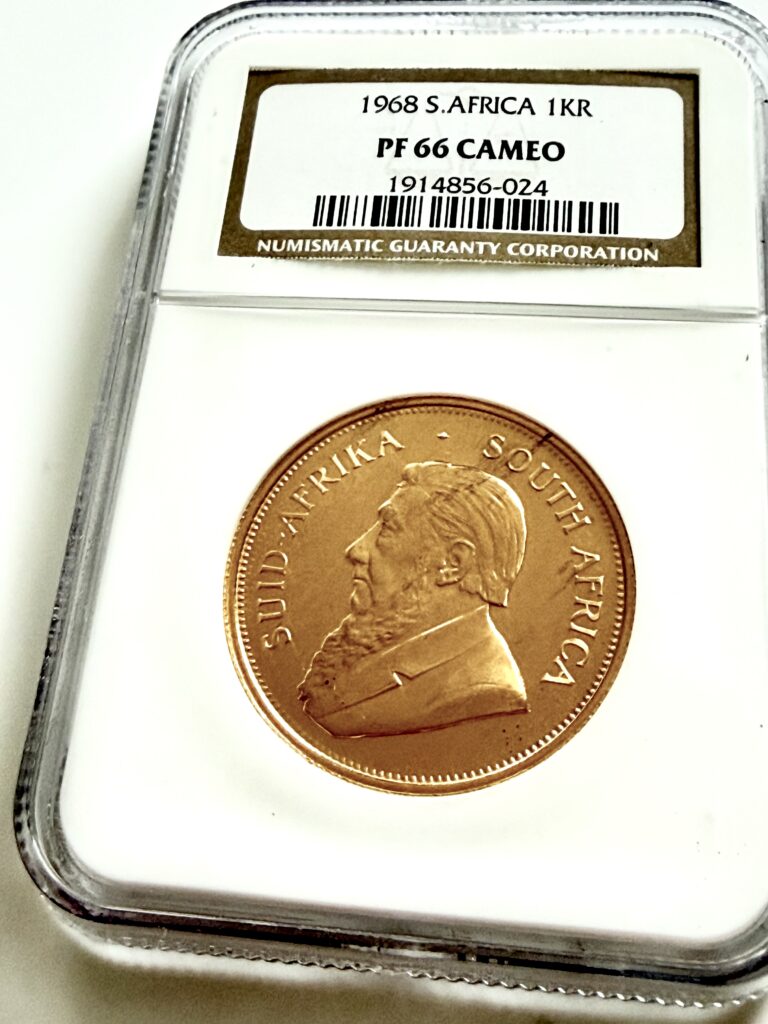 Ein historischer 1968 Krügerrand (1 Unze Gold), zertifiziert von NGC als PF 66 CAMEO. Das Label zeigt die Zertifizierungsnummer 1914856-024. Das Porträt von Paul Kruger weist den typischen "Cameo"-Kontrast auf.