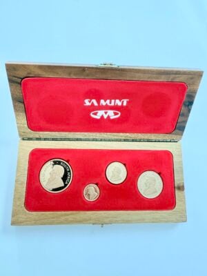 kruegerrand-1991-gold-proof-prestige-set_2 Sud Africa - Krugerrand - 1991 - Set Prestige Gold Proof - Scatola di legno SA Mint con fodera in velluto rosso e 4 monete (1 oz, 1/2 oz, 1/4 oz, 1/10 oz)