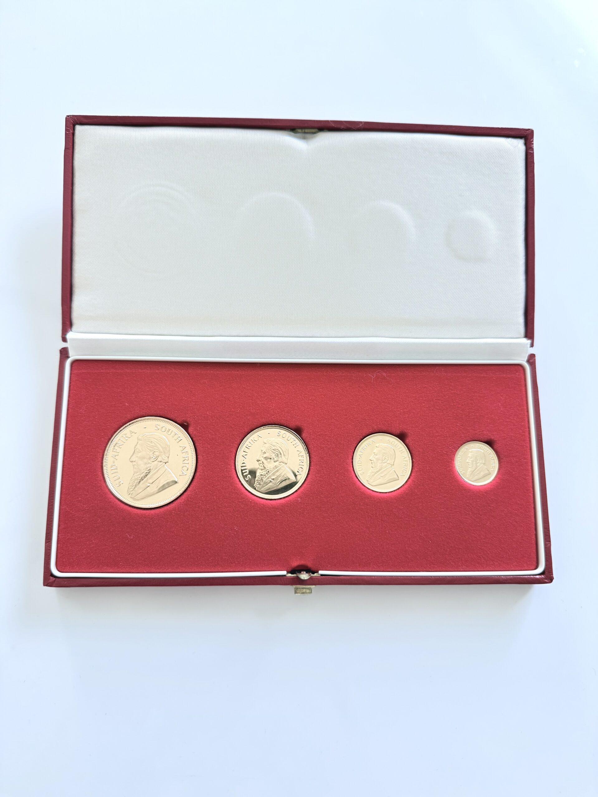 Kruegerrand-1991-grc-gold-proof-set_4 Afrique du Sud - Krugerrand - 1991 - Coffret de 4 pièces en or (1 oz, 1/2 oz, 1/4 oz, 1/10 oz) dans son étui rouge d'origine