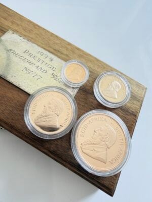 kruegerrand-1994-gold-proof-prestige-set_4 Südafrika - Krügerrand - 1994 - Gold Proof Prestige Set - vier Münzen in Kapseln auf Holzbox mit Plakette