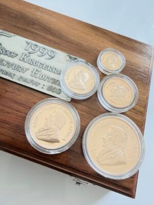 克鲁格兰德-1999-金质百年版-set_2 南非 - 克鲁格兰世纪版套装 1999 - 带 COA 和 5 枚封装硬币的木盒,镶嵌于红丝绒镶嵌上