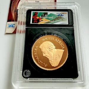 Ein 2006 Krügerrand aus 1 Unze Gold in der Ausführung "Certified Proof", sicher verwahrt in einem originalen South African Mint (SAM) Slab. Im Hintergrund ist das dazugehörige Zertifikat der Münzstätte zu sehen.