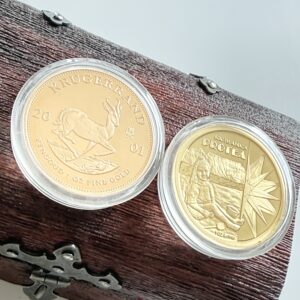 Südafrika - Krügerrand - 2001 - 1oz Gold Proof und Protea Mint Mark 1oz Gold - zwei Münzen in Kapseln auf Holzbox
