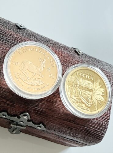 Südafrika - Krügerrand - 2001 - 1oz Gold Proof und Protea Mint Mark 1oz Gold - zwei Münzen in Kapseln auf Holzbox