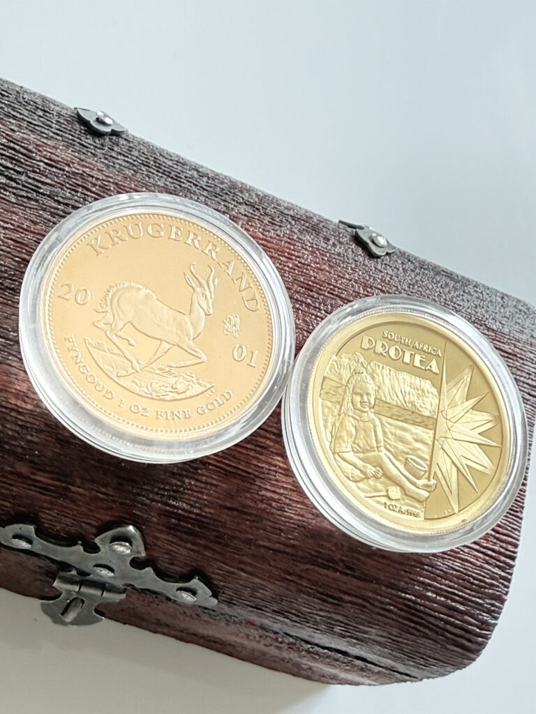 Südafrika - Krügerrand - 2001 - 1oz Gold Proof und Protea Mint Mark 1oz Gold - zwei Münzen in Kapseln auf Holzbox