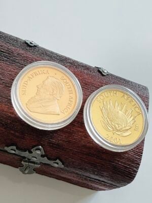kruegerrand-protea-2001-mintmark-set_4 Südafrika - Krügerrand - 2001 - 1oz Gold Proof und Protea Mint Mark 1oz Gold - zwei Münzen in Kapseln auf Holzbox