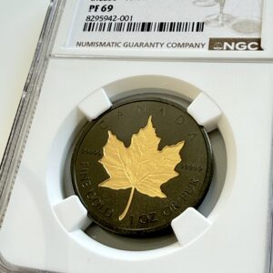 Moneda de oro canadiense de 200 dólares de 2020 con hoja de arce incisa, chapada en rodio, en estuche NGC PF69 con hoja de arce dorada sobre fondo oscuro.