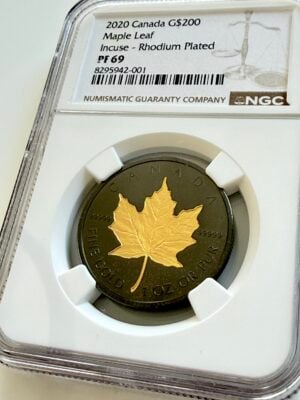 Moneda de oro canadiense de 200 dólares de 2020 con hoja de arce incisa, chapada en rodio, en estuche NGC PF69 con hoja de arce dorada sobre fondo oscuro.