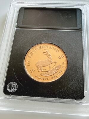krugerrand-2006-1-2oz-certified-proof-1_1 2006er 1/2 Krügerrand Goldmünze mit Springbock-Motiv in einem transparenten Münzhalter mit schwarzem Einsatz und leerem Beschriftungsfeld.