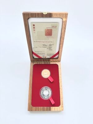 Set de lanzamiento de Sudáfrica 2010 en Berlín con Krugerrand de 1 onza y medalla de plata en una caja de madera abierta con certificado.