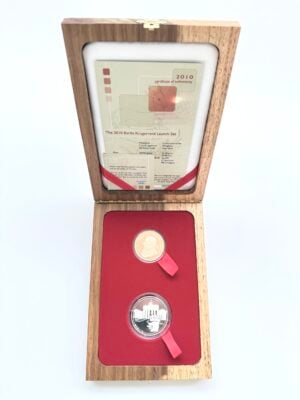 sudafrika-2010-berlin-launch-set-krugerrand-berliner-bar-privy-mark-1-oz_2 Südafrika 2010 Berlin Launch Set mit 1 oz Krügerrand und Silbermedaille in geöffneter Holzbox mit Zertifikat