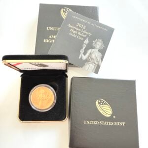 2015 American Liberty High Relief Gold Coin der United States Mint in geöffneter Präsentationsbox mit Kapsel, Zertifikat und originaler Außenverpackung.