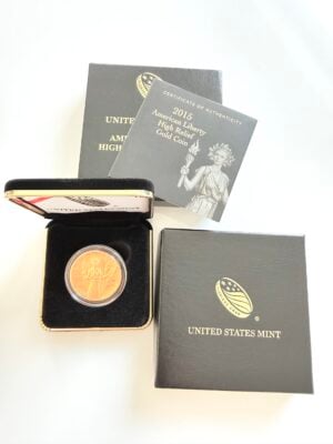 2015 American Liberty High Relief Gold Coin der United States Mint in geöffneter Präsentationsbox mit Kapsel, Zertifikat und originaler Außenverpackung.