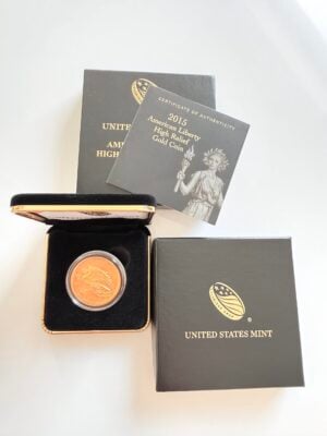 usa-2015-100-dollars-american-liberty-high-relief-gold-1-oz_4 2015 American Liberty High Relief Gold Coin der United States Mint in geöffneter Präsentationsbox mit Kapsel, Zertifikat und originaler Außenverpackung.