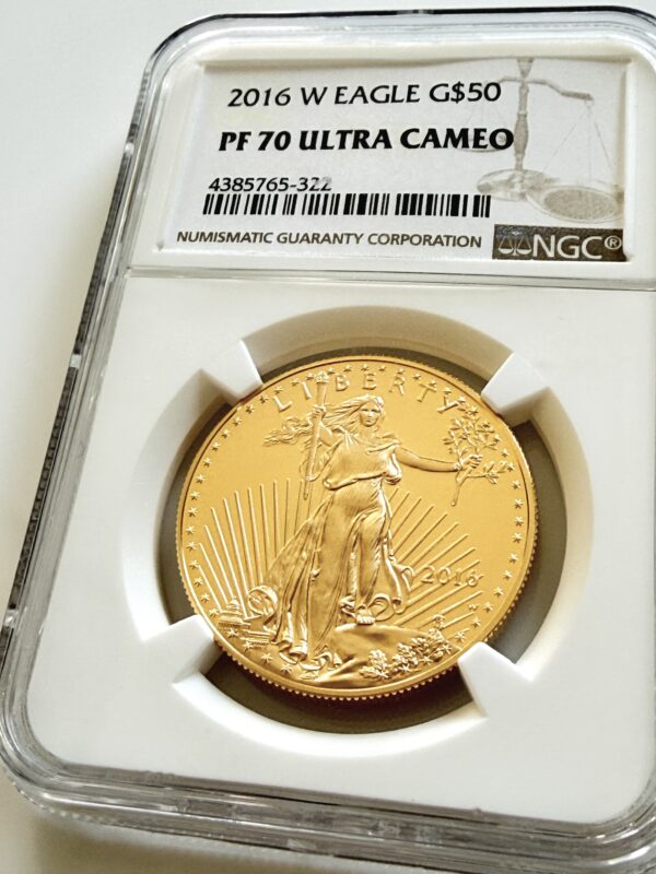 2016-W American Gold Eagle zu 50 Dollar in NGC-Kapsel, bewertet mit PF70 Ultra Cameo, mit sichtbarer Vorderseite im Liberty-Design.
