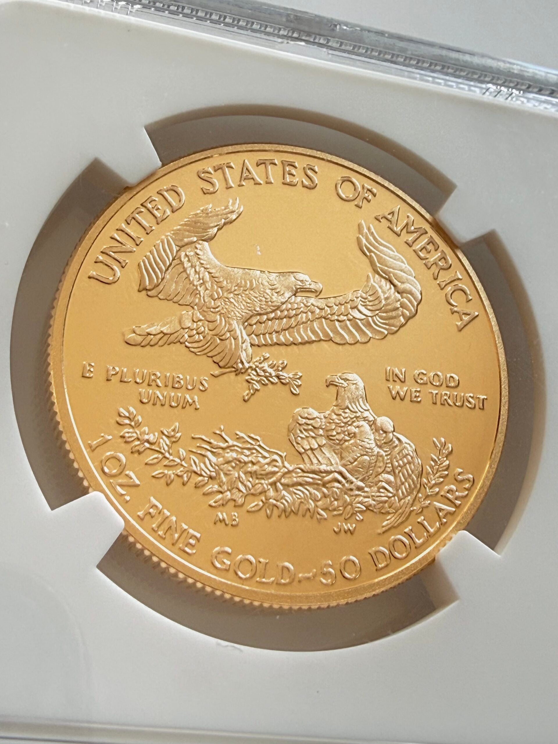 Moneta d'oro American Gold Eagle del 2016-W da 50 dollari in capsula NGC, classificata PF70 Ultra Cameo, con il dritto visibile raffigurante il disegno della Libertà.