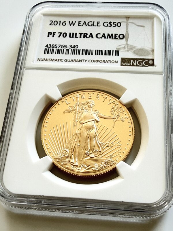 2016-W American Gold Eagle zu 50 Dollar in NGC-Kapsel, bewertet mit PF70 Ultra Cameo, mit sichtbarem Liberty-Motiv auf der Vorderseite.