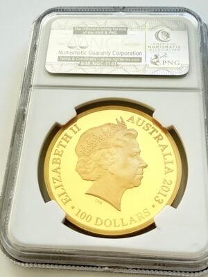 australien-2013-kangaroo-1oz-gold-proof-ngc-pf70-ultra-cameo_2 NGC-zertifizierte Goldmünze aus Australien von 2013. Das Label zeigt „2013 Australia G$100 - Kangaroo - 20th Anniversary - PF 70 Ultra Cameo“ sowie die Zertifizierungsnummer 3684185-172. Die Münze ist in einem NGC-Slab auf weißem Hintergrund fotografiert und zeigt ein Känguru mit der Umschrift „Kangaroo Series - 20th Anniversary“.