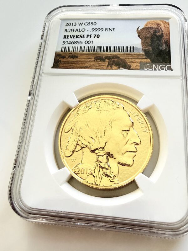 NGC-zertifizierte 1 oz Goldmünze Buffalo aus den USA von 2013. Das Label zeigt „2013 W G$50 - Buffalo - .9999 Fine - Reverse PF 70“ sowie die Zertifizierungsnummer 5946855-001. Die Münze ist in einem NGC-Slab auf weißem Hintergrund fotografiert und zeigt das Porträt eines Native American.