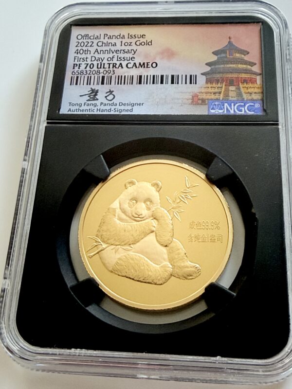 NGC-zertifizierte Goldmünze aus China von 2022, Official Panda Issue zum 40. Jubiläum, First Day of Issue, bewertet mit PF70 Ultra Cameo.