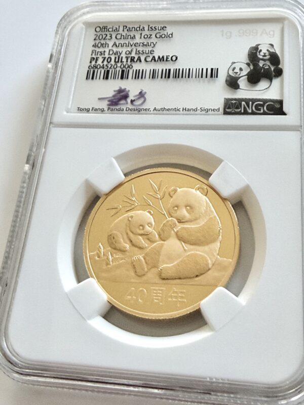 NGC-zertifizierte Goldmünze aus China von 2023, Official Panda Issue zum 40. Jubiläum, First Day of Issue, bewertet mit PF70 Ultra Cameo.
