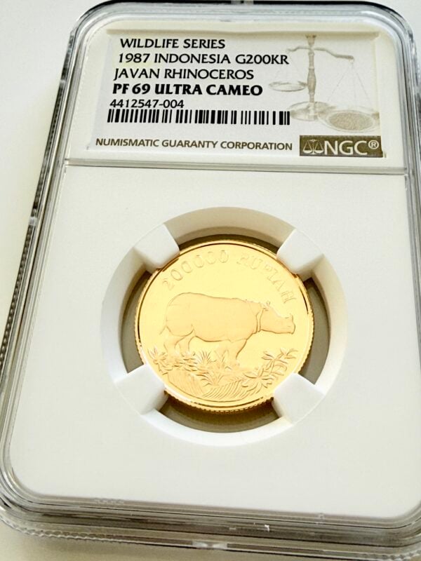 NGC-zertifizierte Goldmünze aus Indonesien von 1987 mit dem Motiv eines Javanischen Nashorns. Das Label zeigt „Wildlife Series - 1987 Indonesia G200KR - Javan Rhinoceros - PF 69 Ultra Cameo“ sowie die Zertifizierungsnummer 4412547-004. Die Münze ist in einem NGC-Slab auf weißem Hintergrund abgebildet.