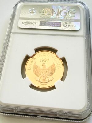 Indonesia-1987-200000-rupiah-javan-rhinoceros-gold-proof-ngc-pf69-ultra-cameo-coa-004_2 NGC-zertifizierte Goldmünze aus Indonesien von 1987 mit dem Motiv eines Javanischen Nashorns. Das Label zeigt „Wildlife Series - 1987 Indonesia G200KR - Javan Rhinoceros - PF 69 Ultra Cameo“ sowie die Zertifizierungsnummer 4412547-004. Die Münze ist in einem NGC-Slab auf weißem Hintergrund abgebildet.