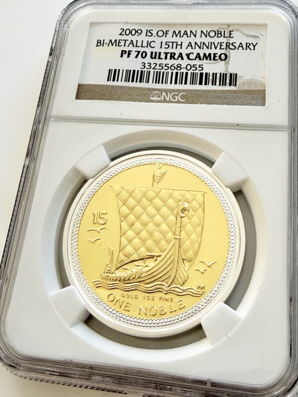 NGC-zertifizierte Goldmünze von der Isle of Man aus dem Jahr 2009. Das Label zeigt „2009 Is. of Man Noble - Bi-Metallic 15th Anniversary - PF 70 Ultra Cameo“ sowie die Zertifizierungsnummer 3325568-055. Die Münze ist in einem NGC-Slab fotografiert und zeigt ein stilisiertes Wikingerschiff mit der Wertangabe One Noble.