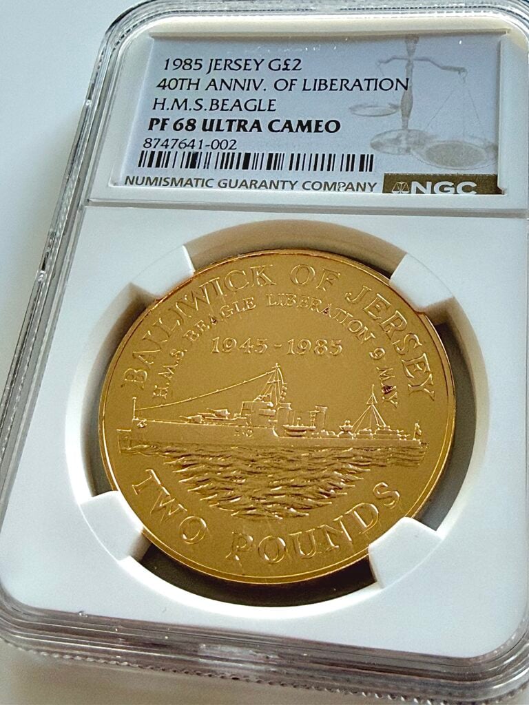 NGC-zertifizierte Goldmünze aus Jersey von 1985, 2 Pounds, 40th Anniversary of Liberation, H.M.S. Beagle, bewertet mit PF68 Ultra Cameo.