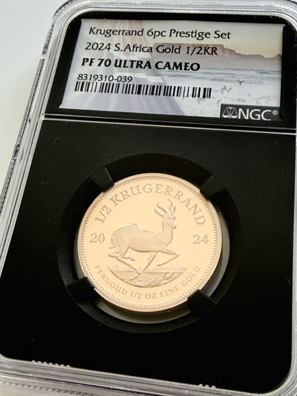 NGC-zertifizierte 1/2 oz Goldmünze Krügerrand aus Südafrika von 2024. Das Label zeigt „Krugerrand 6pc Prestige Set - 2024 S. Africa Gold 1/2KR - PF 70 Ultra Cameo“ sowie die Zertifizierungsnummer 8319310-039. Die Münze ist in einem NGC-Slab auf weißem Hintergrund fotografiert und zeigt die Springbock-Antilope.