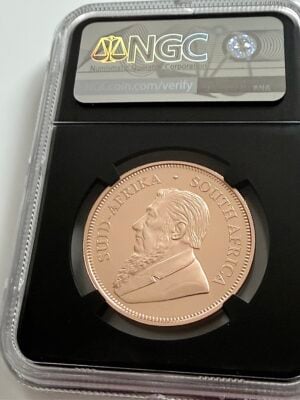 NGC-zertifizierte Krügerrand-Goldmünze aus Südafrika von 2021, First Day of Production, bewertet mit PF70 Ultra Cameo, im NGC-Slab.