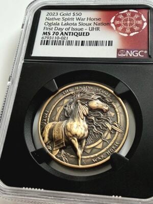 NGC-zertifizierte Goldmünze der Oglala Lakota Sioux Nation von 2023, Native Spirit War Horse, First Day of Issue, bewertet mit MS70 Antiqued.