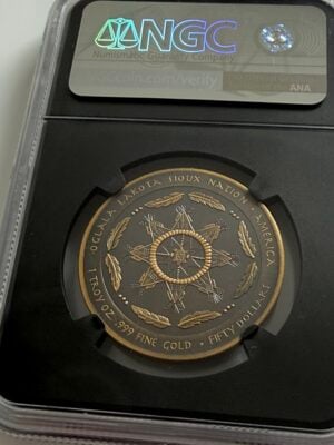 oglala-lakota-sioux-nation-2023-war-horse-ms-70-antiqued_2 NGC-zertifizierte Goldmünze der Oglala Lakota Sioux Nation von 2023, Native Spirit War Horse, First Day of Issue, bewertet mit MS70 Antiqued.