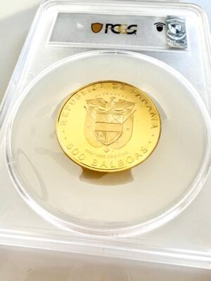 panama-1976-500-balboas-pcgs-pr70-deep-cameo_2 PCGS-zertifizierte Goldmünze aus Panama von 1976. Das Label zeigt „1976-FM - 500 B - PCGS PR70DCAM - Panama - 500th Anniv Balboa“ sowie die Zertifizierungsnummer 141902.70/52741795. Die Münze ist in einem PCGS-Slab auf weißem Hintergrund fotografiert und zeigt Vasco Núñez de Balboa kniend mit Fahne.
