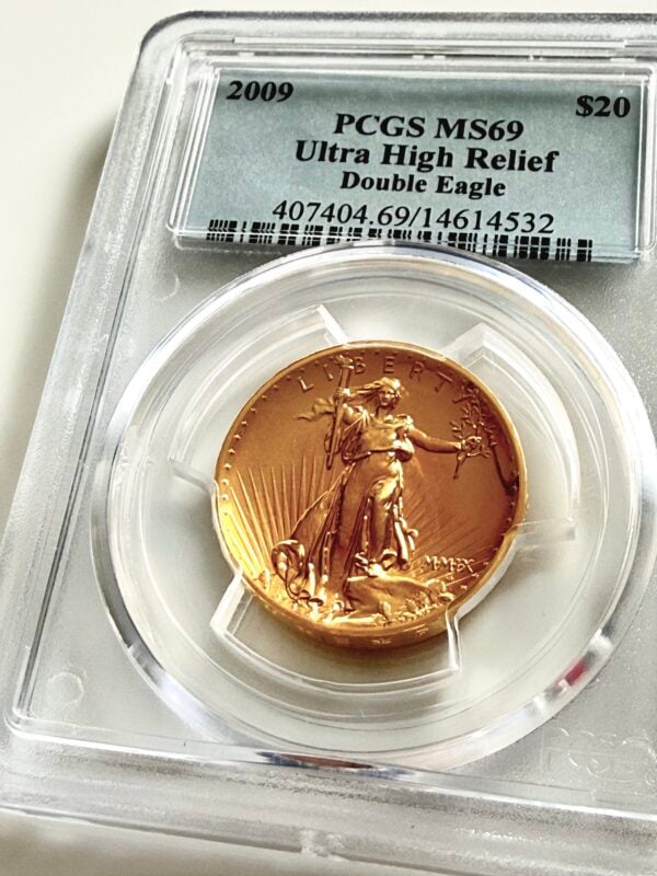 PCGS-zertifizierte US-Goldmünze von 2009, 20 Dollars Ultra High Relief Double Eagle, bewertet mit MS69, in einem PCGS-Slab.