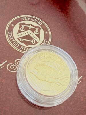 usa-2009-double-eagle-ultra-high-relief-1oz-gold-box_4 Opened original wooden presentation box from the US Mint for the 2009 Ultra High Relief Double Eagle Gold Coin. The lid bears the seal of the United States Treasury and the gold inscription "2009 Ultra High Relief Double Eagle Gold Coin". The gold coin rests in the center of the elegant wooden setting in the lower part of the box.