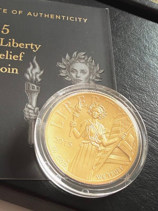 US-amerikanische American Liberty High Relief Goldmünze von 2015 in Kapsel, präsentiert in der geöffneten Originalbox der United States Mint mit Certificate of Authenticity.