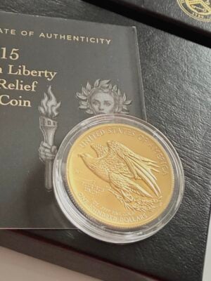 usa-2015-50-dollar-liberty-coa-box_4 US-amerikanische American Liberty High Relief Goldmünze von 2015 in Kapsel, präsentiert in der geöffneten Originalbox der United States Mint mit Certificate of Authenticity.