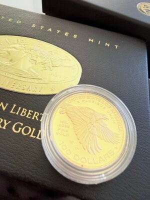 usa-2017-american-liberty-1oz-gold-box_2 A 2017 US gold coin, American Liberty, in its capsule, photographed on its original black presentation box. Visible is the modern portrait of Liberty with a star crown, the year 2017, and the inscription "In God We Trust".