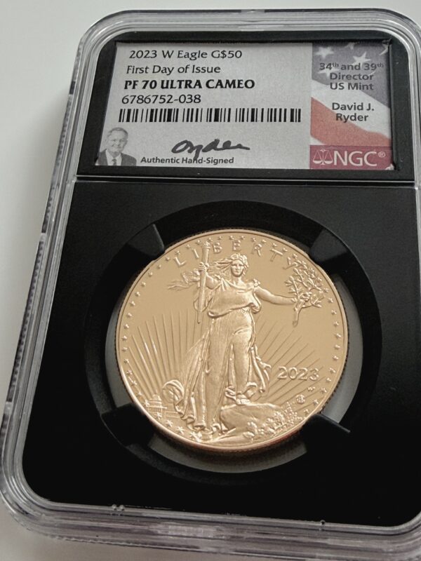 NGC-zertifizierte American Eagle Goldmünze aus den USA von 2023, 50 Dollars, First Day of Issue, bewertet mit PF70 Ultra Cameo.