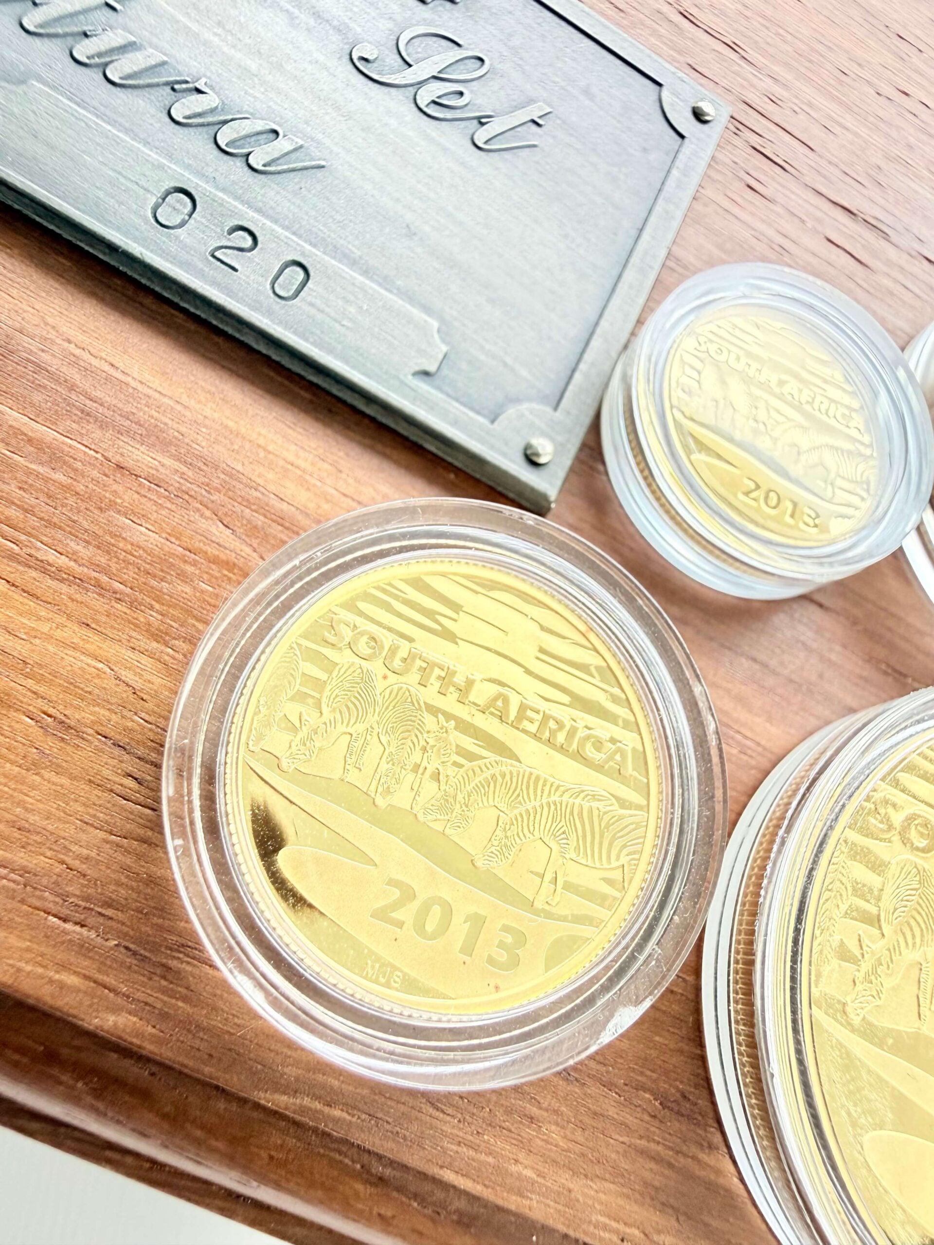 南非2013年Natura Prestige斑马套装,内含四枚金币、木盒和证书