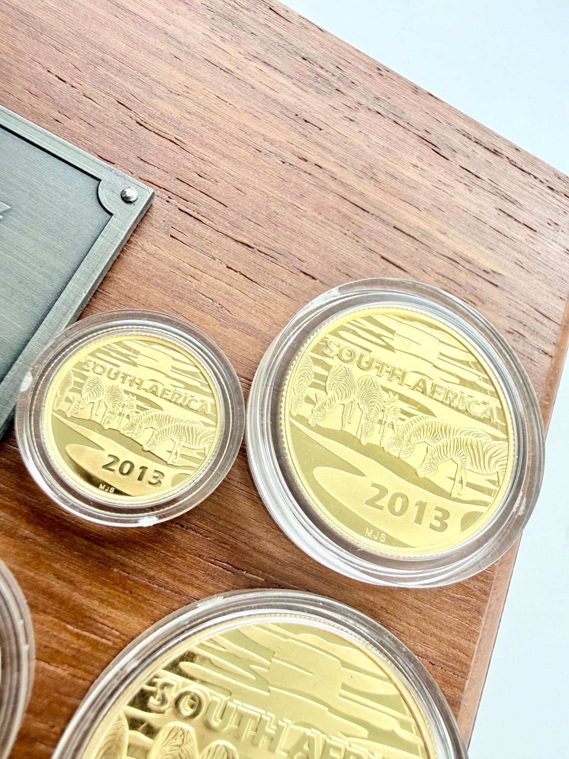 南非2013年Natura Prestige斑马套装,内含四枚金币、木盒和证书