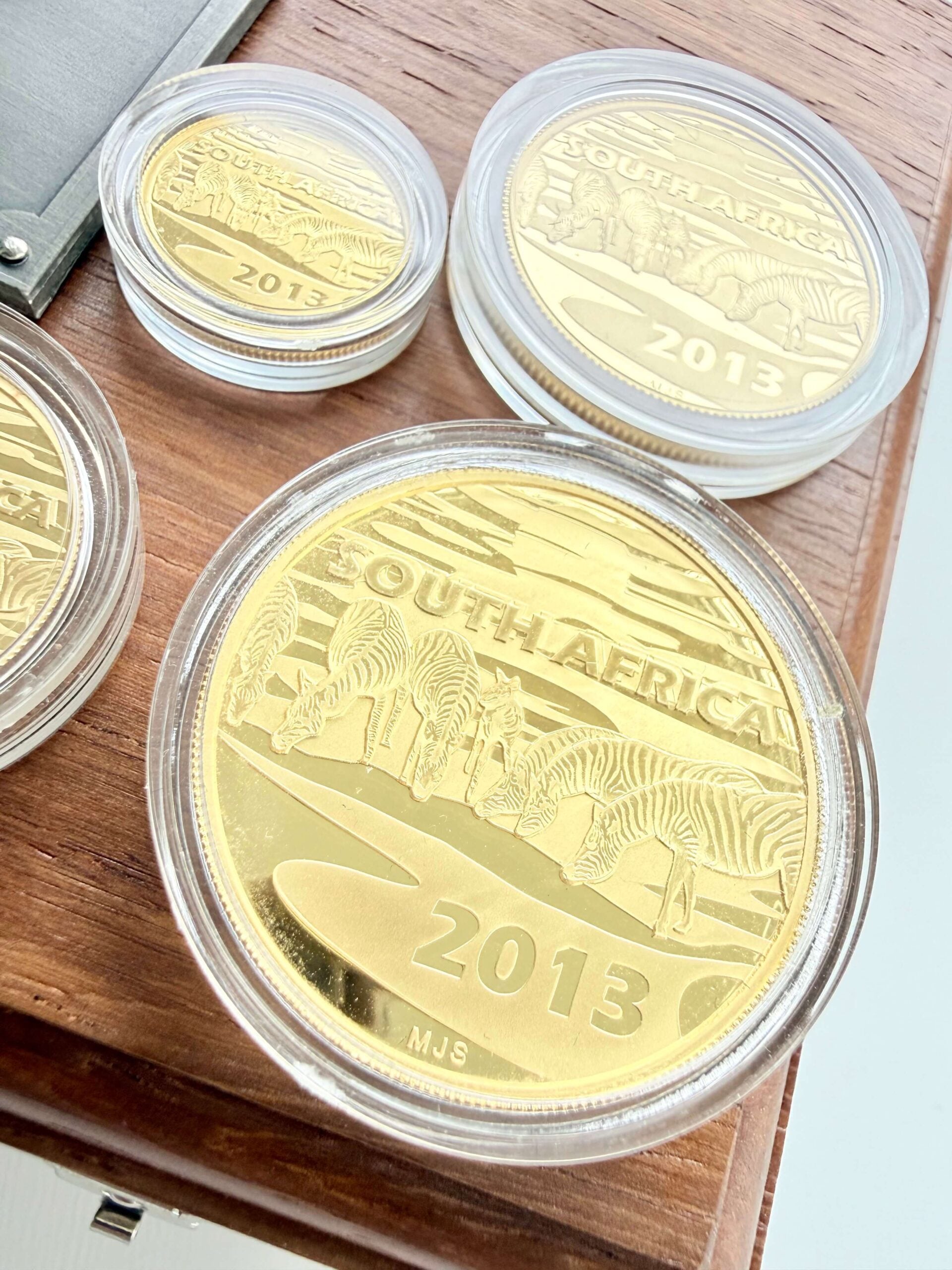 南非2013年Natura Prestige斑马套装,内含四枚金币、木盒和证书