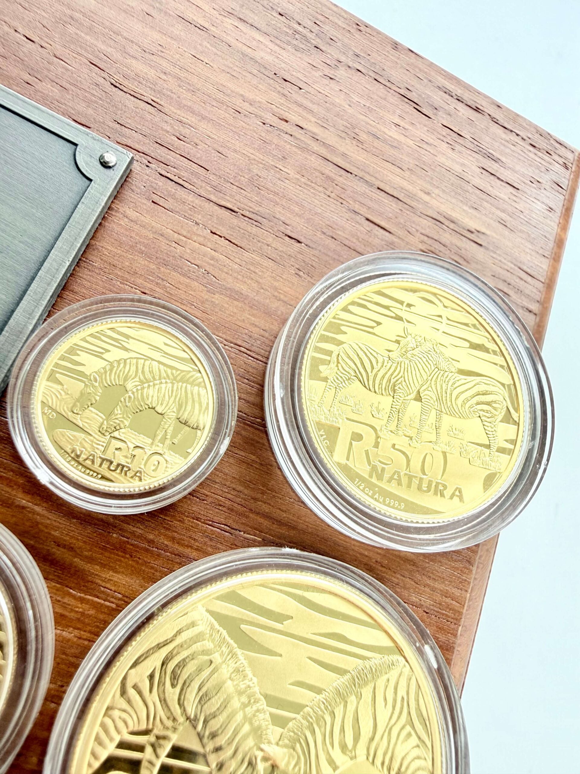 南非2013年Natura Prestige斑马套装,内含四枚金币、木盒和证书