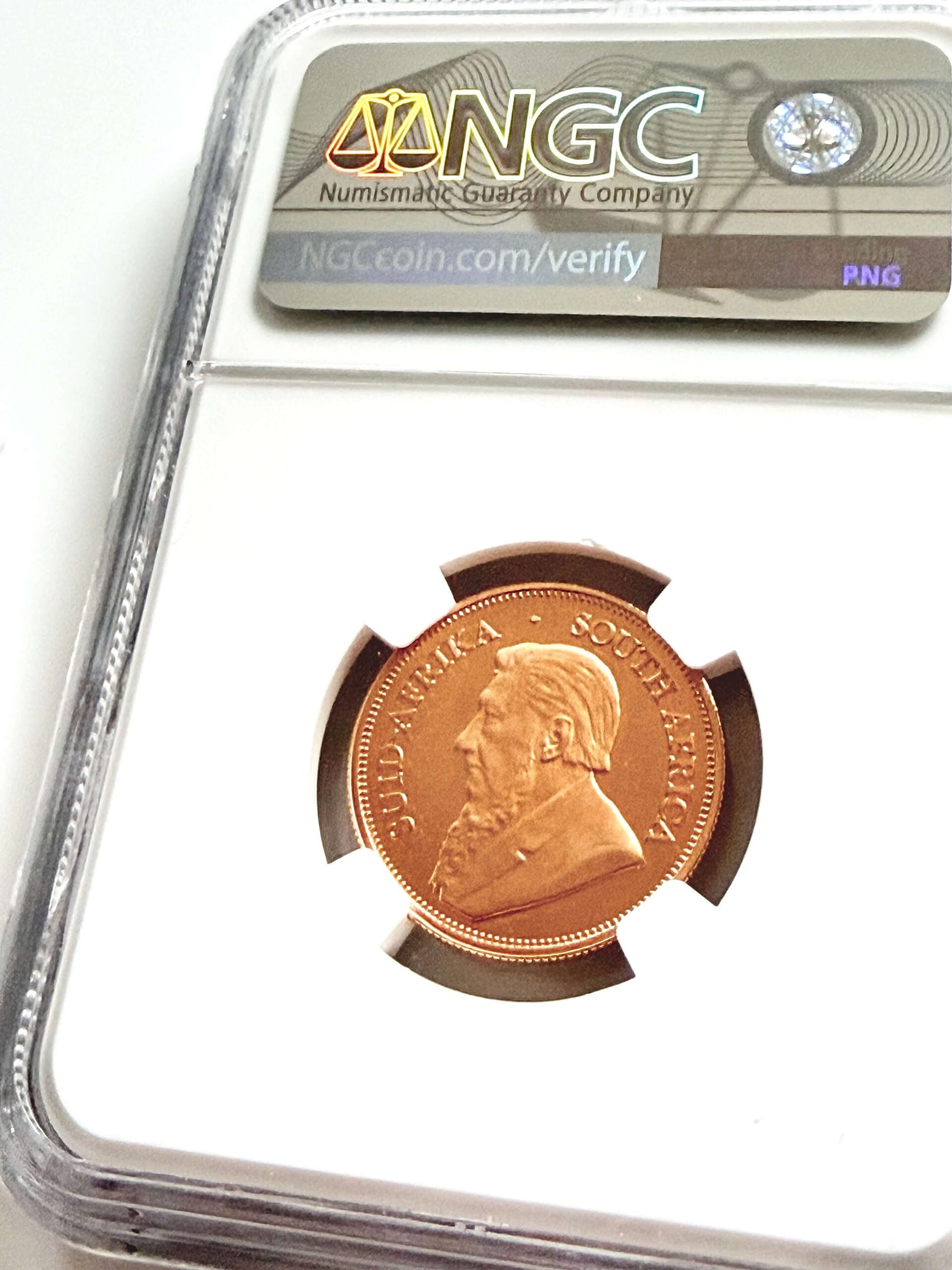 Moneta commemorativa Krugerrand da 1/4 di oncia in oro, versione Proof, NGC PF68 Ultra Cameo sul dritto, con ritratto di Paul Kruger.