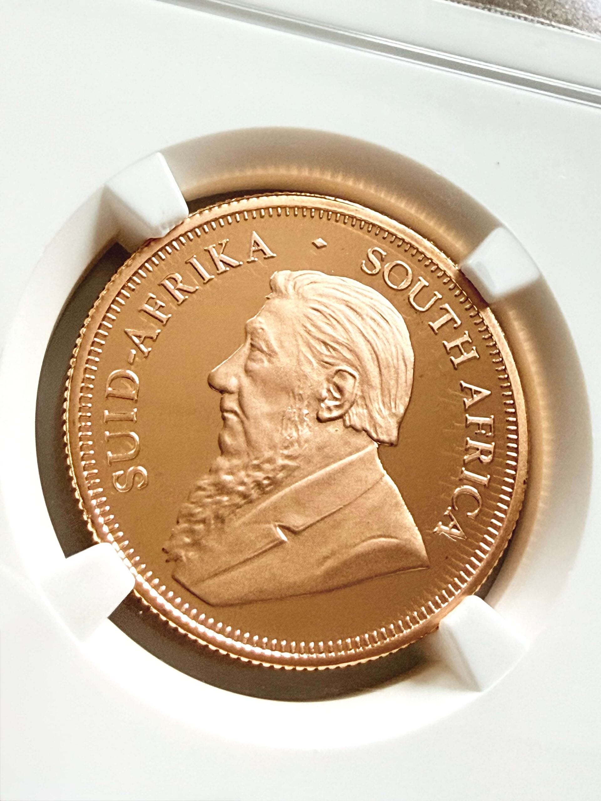 Primo piano del dritto della moneta d'oro Krugerrand da 1/2 oz del 2012, versione Proof NGC PF70 Ultra Cameo Top Pop, con il ritratto di Paul Kruger.