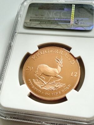 Krugerrand 2012 1 oz PF70 Top Pop Reverse Krugerrand de 1 onza de oro de 2012, Proof NGC PF70 Ultra Cameo Top Pop Lapel con Springbok